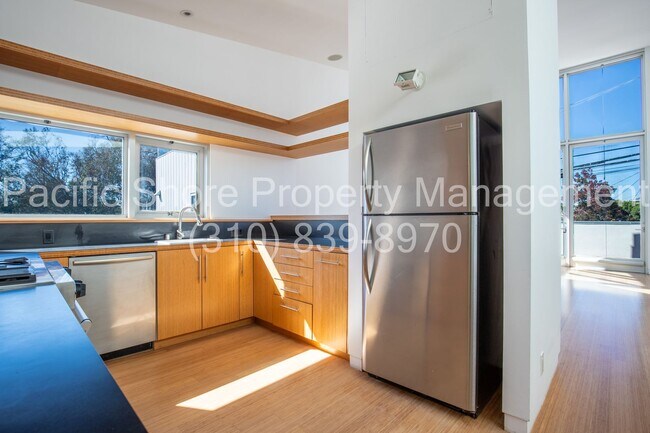 Building Photo - 543 Rose Ave