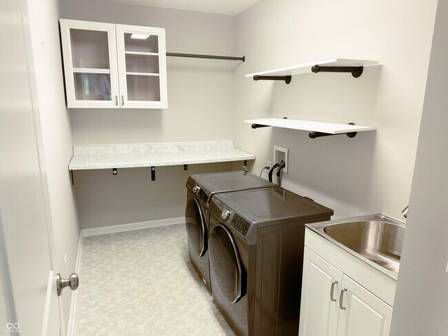 Building Photo - 7882 Villa Cir