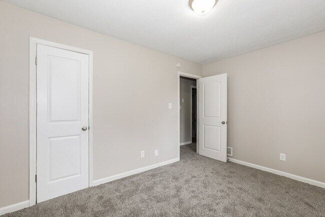 Building Photo - 583 Lakeridge Cir SE