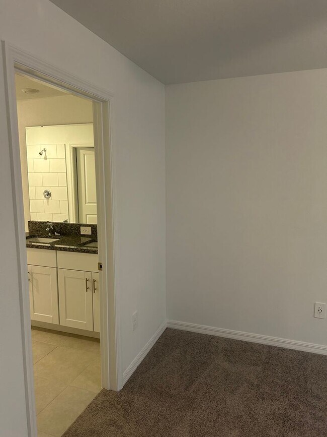Building Photo - ****PRICE REDUCTION****    Ready for immed...