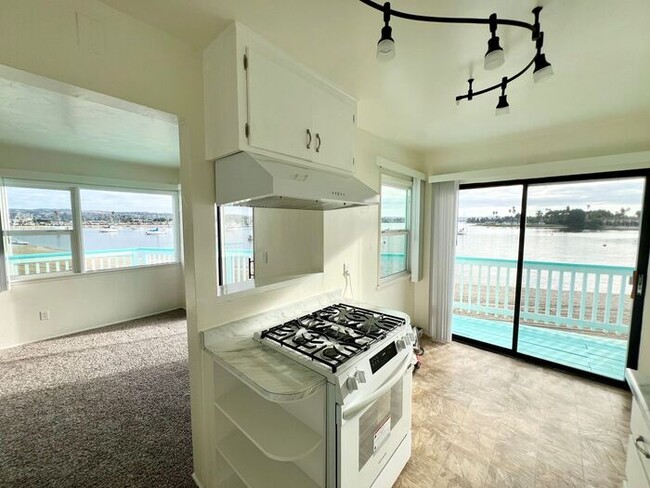 Building Photo - Spectacular Bay Views With a wrap around P...