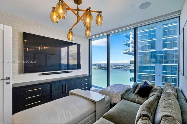 Building Photo - 700 NE 24th St