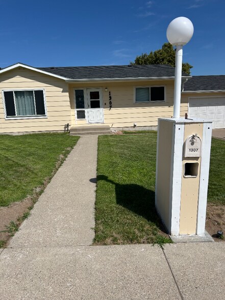 Building Photo - 1307 3rd West Hill Dr