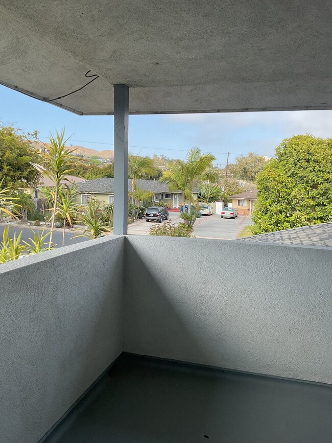 Building Photo - "Charming 2-Bed Oasis in Ventura – Cozy 90...