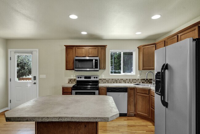 Building Photo - Updated end-unit townhouse for rent!