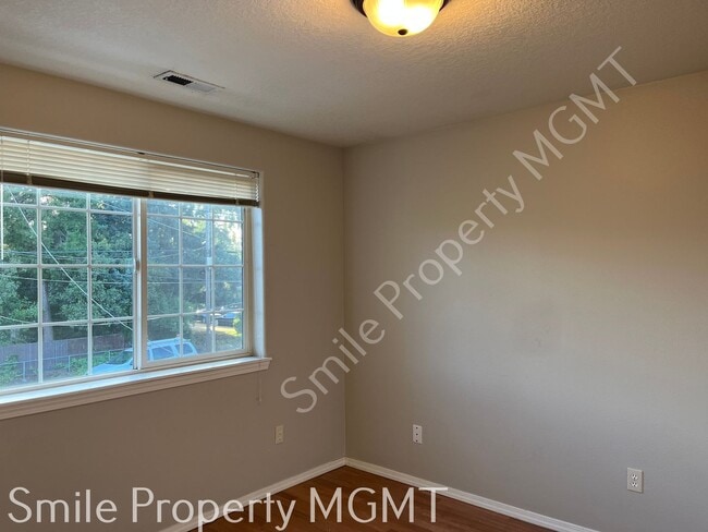 Building Photo - Great location