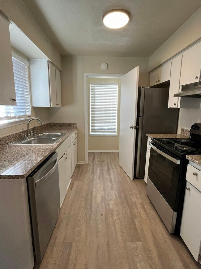 Building Photo - 909 Betsy Ross Dr