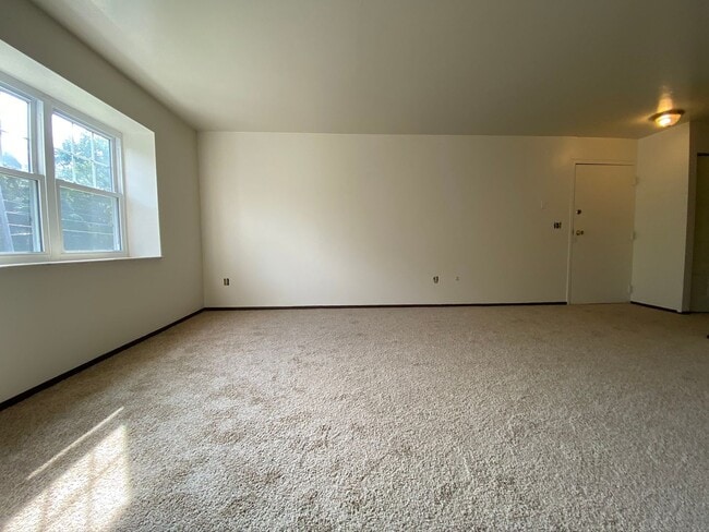 Building Photo - Wonderful 2BR in Bellevue!  Central A/C, Equipped Kitchen & More! Great Location!! Call Today!