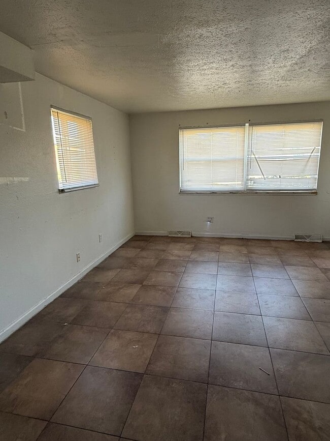 Building Photo - Warrensville Heights 3 bedroom townhome