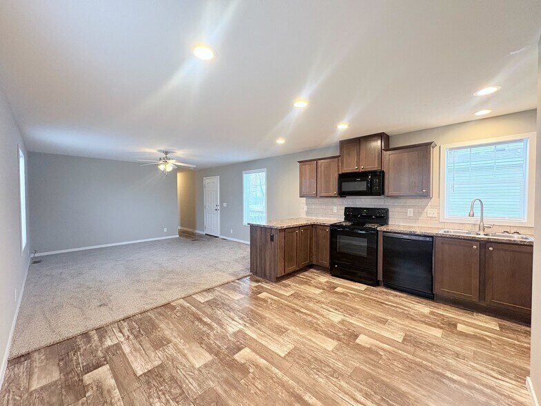 Building Photo - 10610 State Rte 762