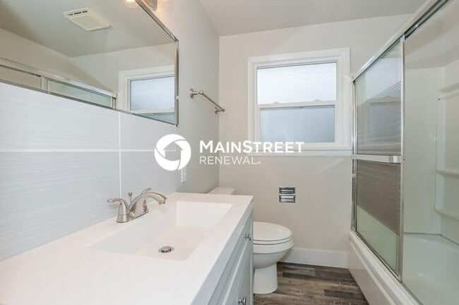 Building Photo - 4 Bedroom Pet-Friendly Home in PUYALLUP, WA with Main Street Renewal