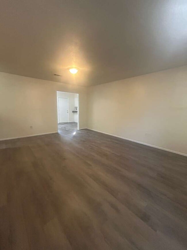 Building Photo - 1817 Victoria Dr