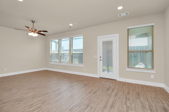 Building Photo - 1722 Summerlyn Ter Dr