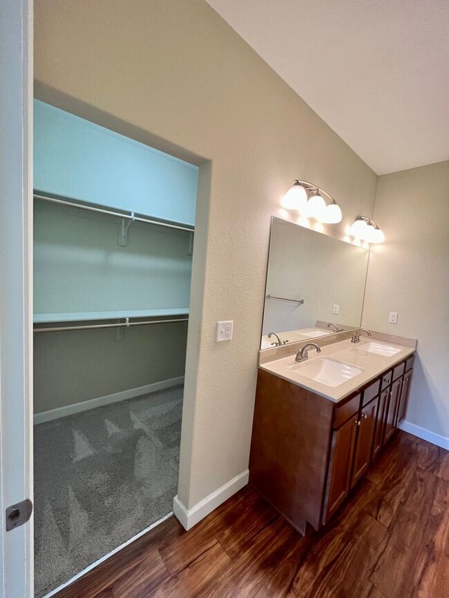 Building Photo - 3 Bed Townhome in Excellent West Side Location!