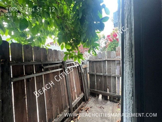 Building Photo - 1066 E 7th St