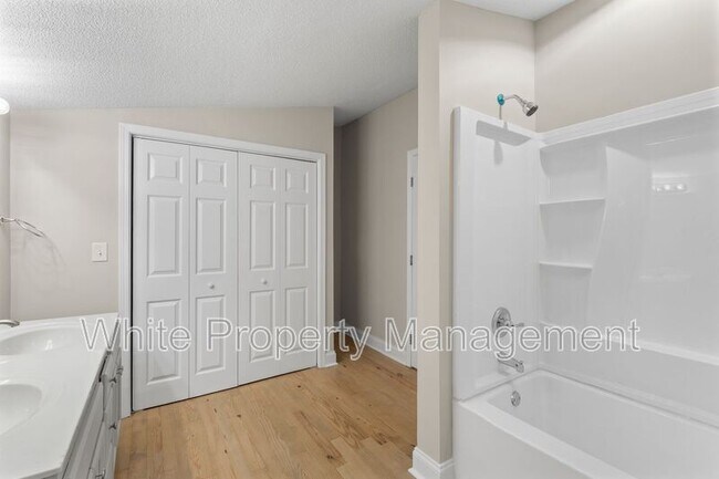 Building Photo - 403 Rich St