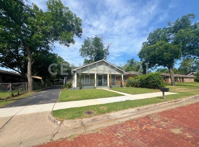 Building Photo - Beautifully Updated 3/2 Within Walking Distance to Tarleton State!