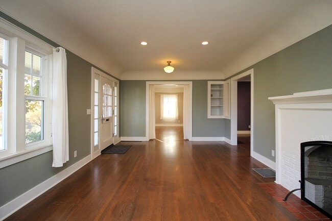 Building Photo - 4405 SW Condor Ave