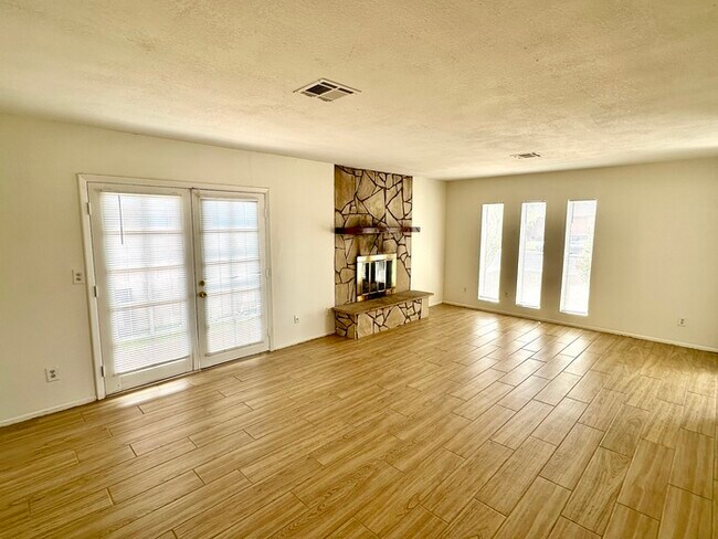 Building Photo - Nicely updated Marlette Estates home with pool, 3 beds, 2 baths.