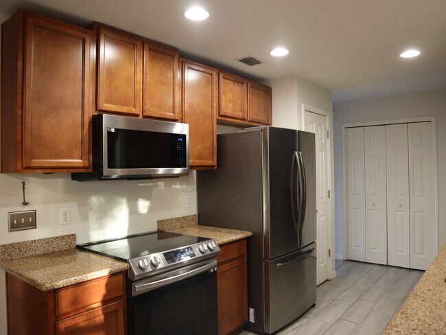 Building Photo - Great Location 3 bedroom 2 Bath 2 Car Garage Call/Text Carole Arcaro 386-216-4900 Deltona Lakes R...