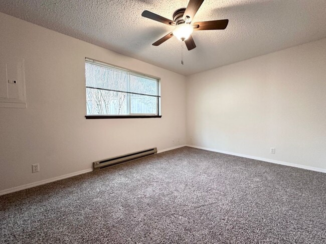 Building Photo - 2 Bedroom Duplex in Sandy