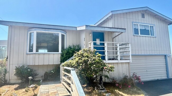 Building Photo - Spacious 3BD/2.5B Arcata home boasts farml...