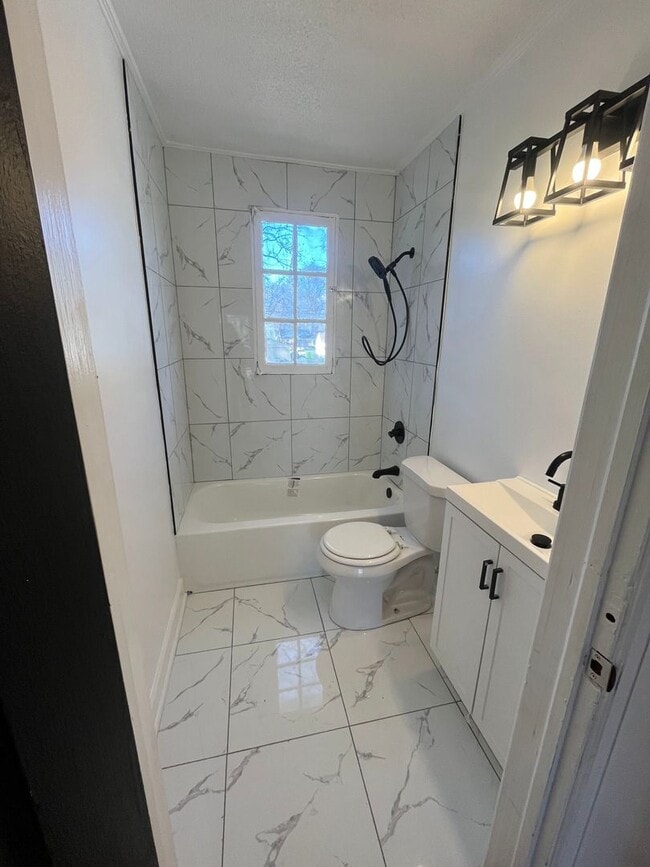 Building Photo - Spacious 2 bedroom 1 bath home for lease