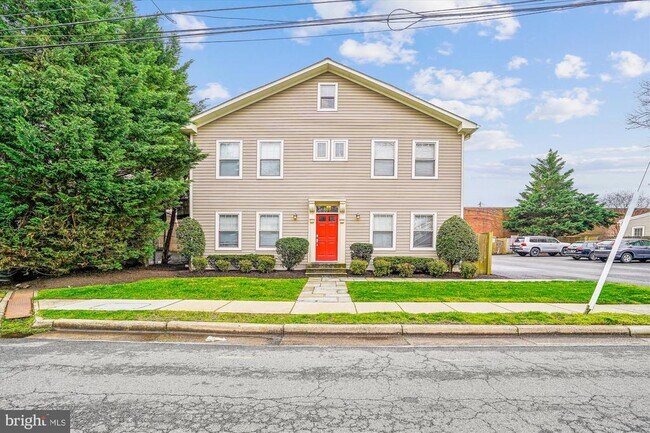 Building Photo - 409 E Raymond Ave