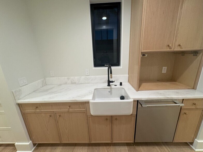 Building Photo - 3312 Kenilworth Dr