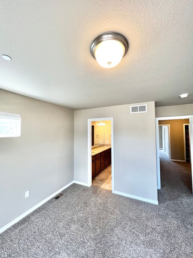 Building Photo - Beautiful 3 Bed, 3 1/2 Bath Townhome in We...