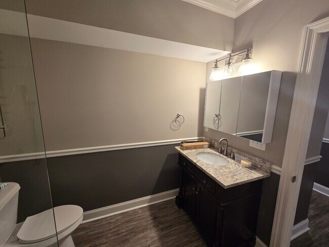 Building Photo - 545 Lakeview Dr