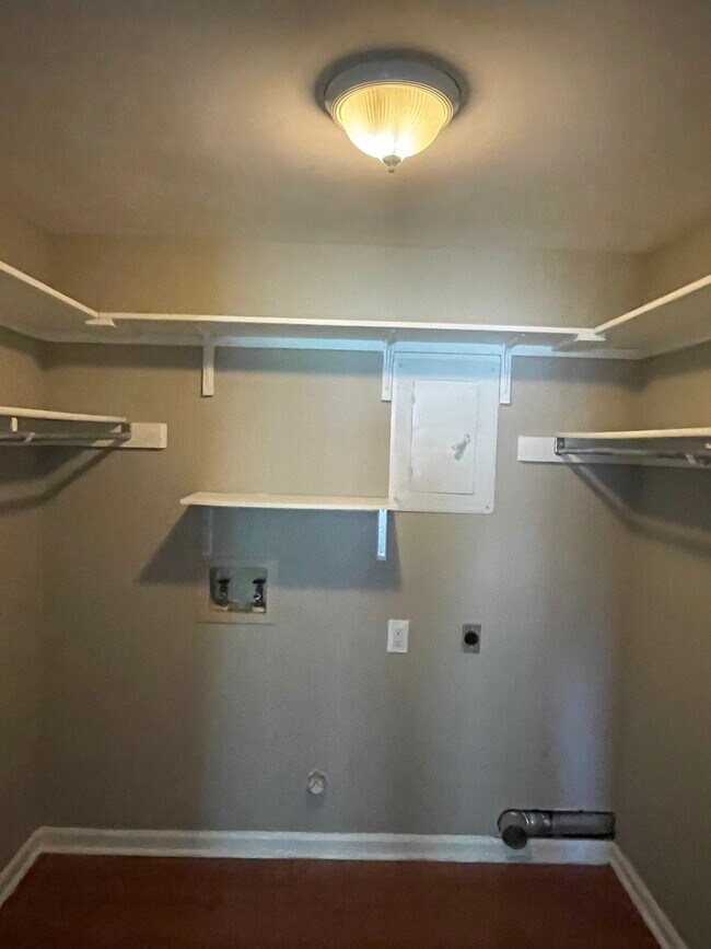 Building Photo - 5353 Dunmore Dr