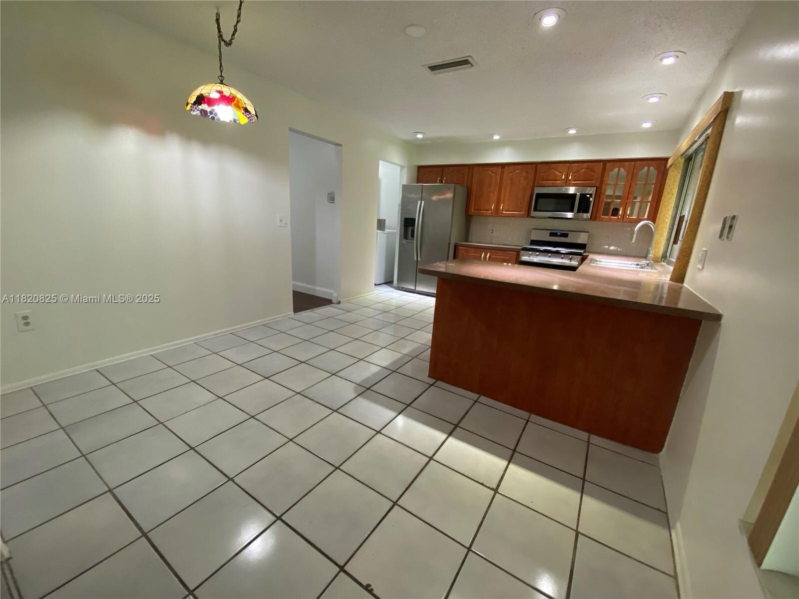 Building Photo - 8250 Southampton Dr