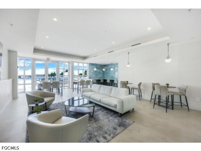 Building Photo - 3000 Oasis Grand Blvd