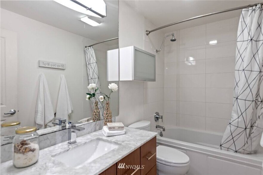 Building Photo - 11058 NE 33rd Pl