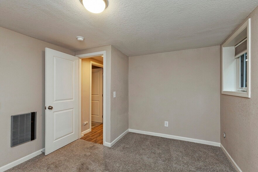 Building Photo - 3384 SE Gladstone St