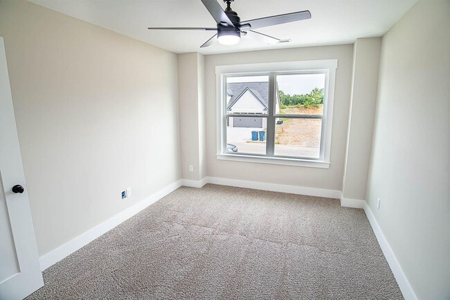 Building Photo - Beautiful 3 Bed, 2.5 Bath, 2 Car Garage - Community Pool & Walking Trail!