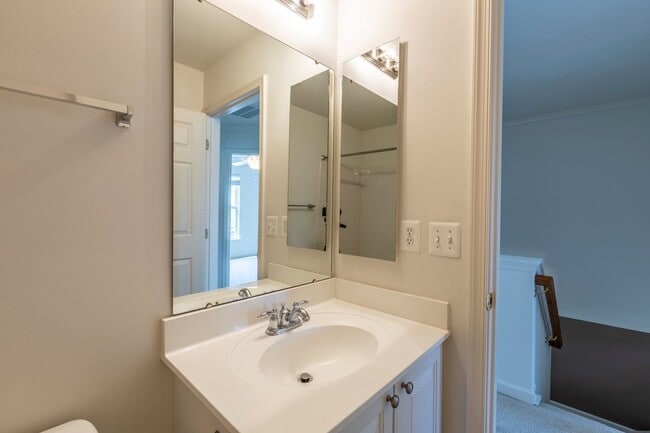 Building Photo - 2042 Lockwood Dr