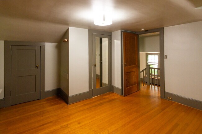 Building Photo - Inviting Stone Home for Rent – Walking Dis...