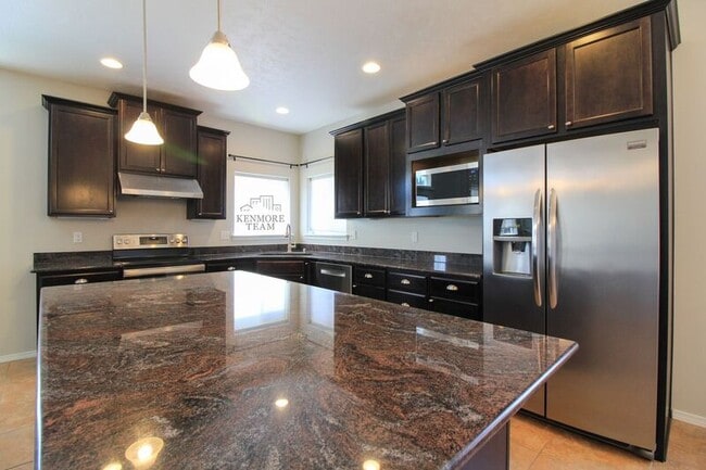 Building Photo - 727 Pinnacle Dr