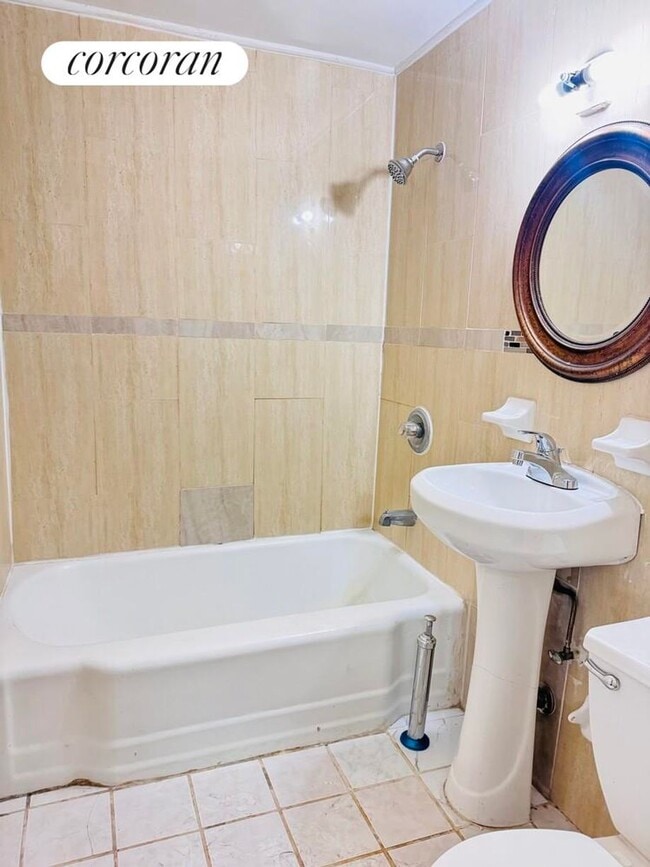 Building Photo - 2121 Shore Pkwy