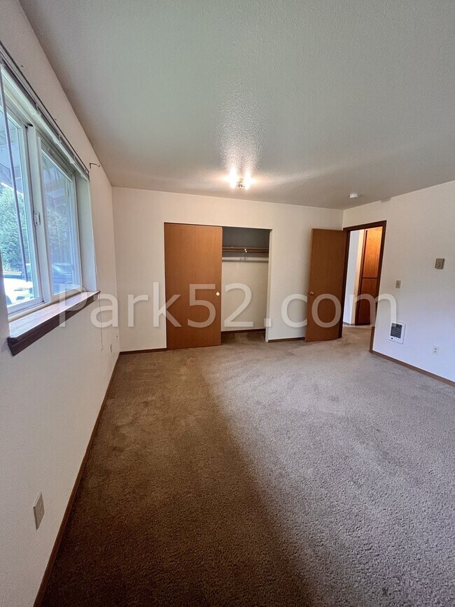 Building Photo - 2 Bedroom 1 Bathroom Tacoma Duplex