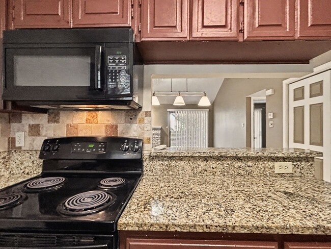 Building Photo - Charming 2BR Condo with Vaulted Ceilings, Fireplace & Pool Access