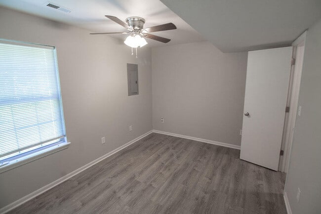 Building Photo - 1425 Greensboro Dr