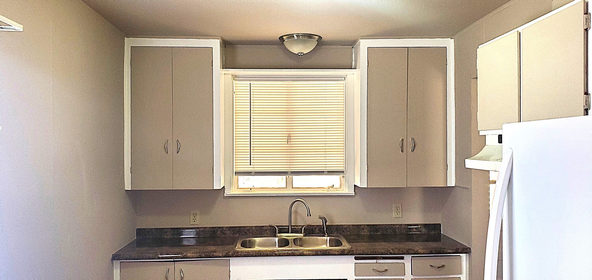 Kitchen - 901 W Esperanza Ave
