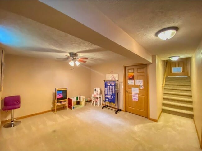 Building Photo - Spacious Elkhorn Three Bedroom!