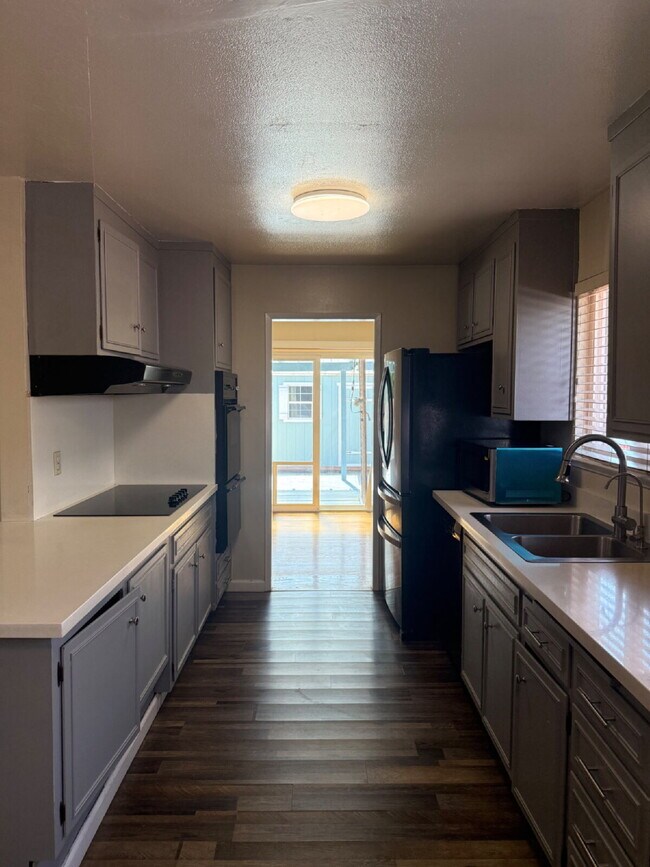 Building Photo - Charming 4 bedrooms and 2 full bathrooms L...