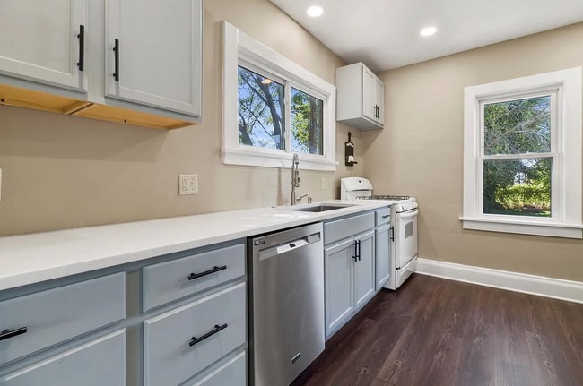 Building Photo - 1509 Kenosha SFH