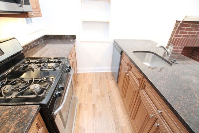 Building Photo - Beautiful newly renovated 2 bedroom in fai...