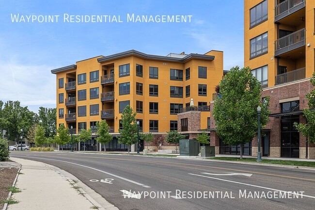 Building Photo - 880 W River St
